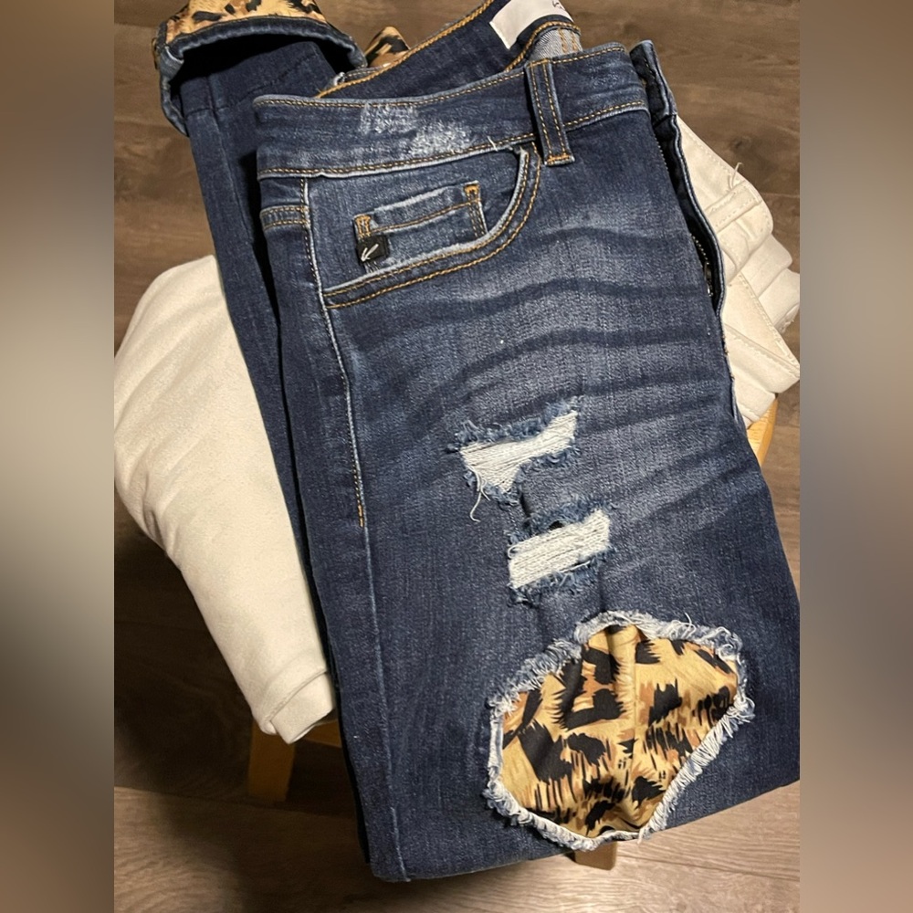 Kancan jeans with leopard print. NWT. Size 7/27